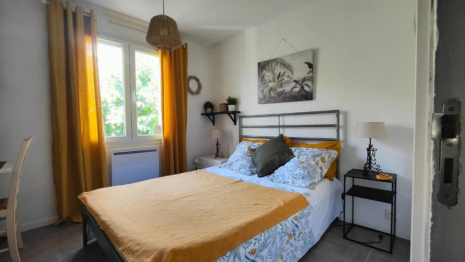 Pkg Securise Chambre Avec Salle D'Eau Privee, Cafe Ou The, Tv Micro-Ondes Jardin Et Table Sous Tilleul En Partage Apartment Six-Fours-les-Plages