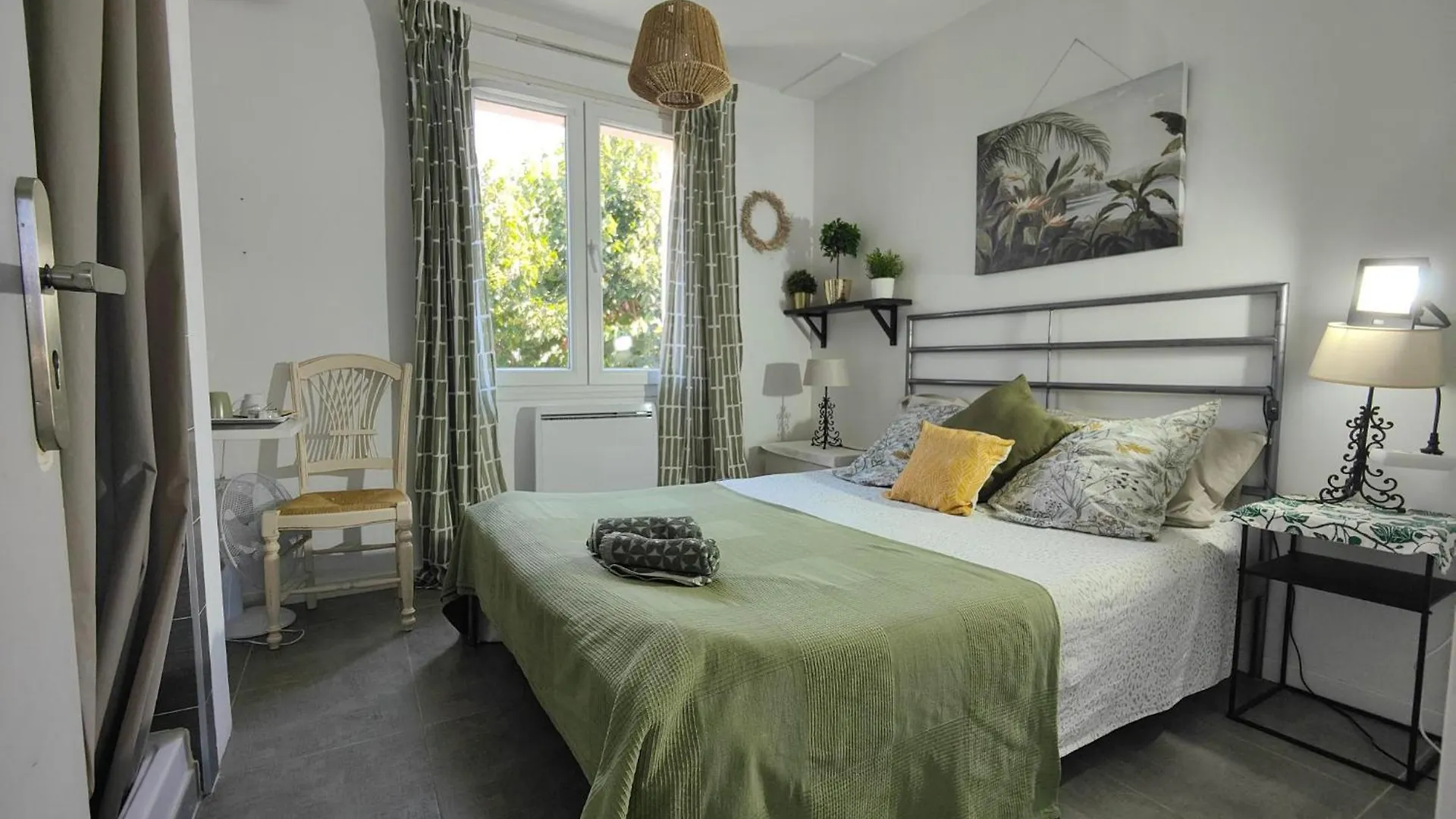 Pkg Securise Chambre Avec Salle D'Eau Privee, Cafe Ou The, Tv Micro-Ondes Jardin Et Table Sous Tilleul En Partage Apartment Six-Fours-les-Plages