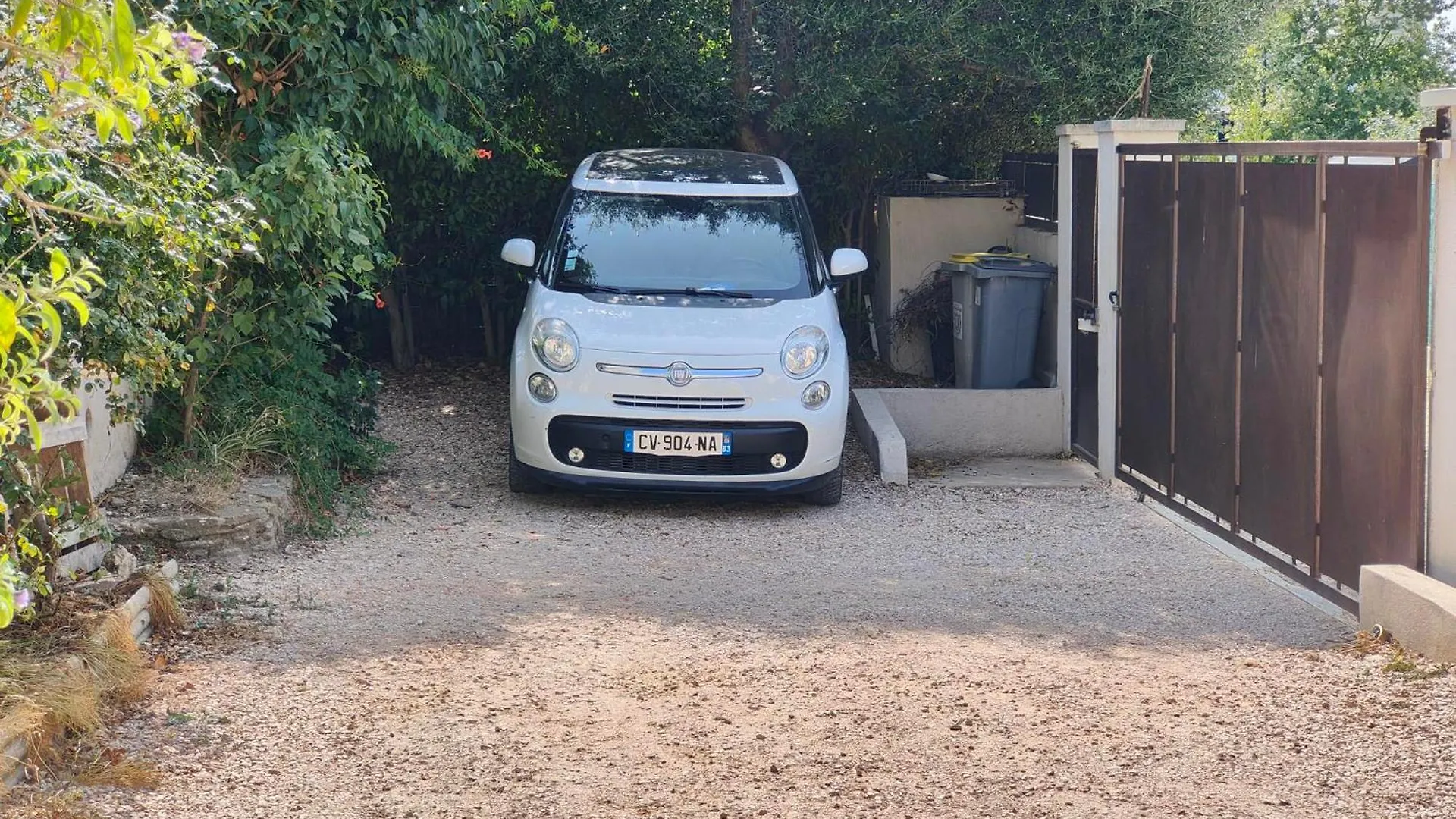 Homestay Pkg Securise Chambre Avec Salle D'Eau Privee, Cafe Ou The, Tv Micro-Ondes Jardin Et Table Sous Tilleul En Partage Apartment Six-Fours-les-Plages