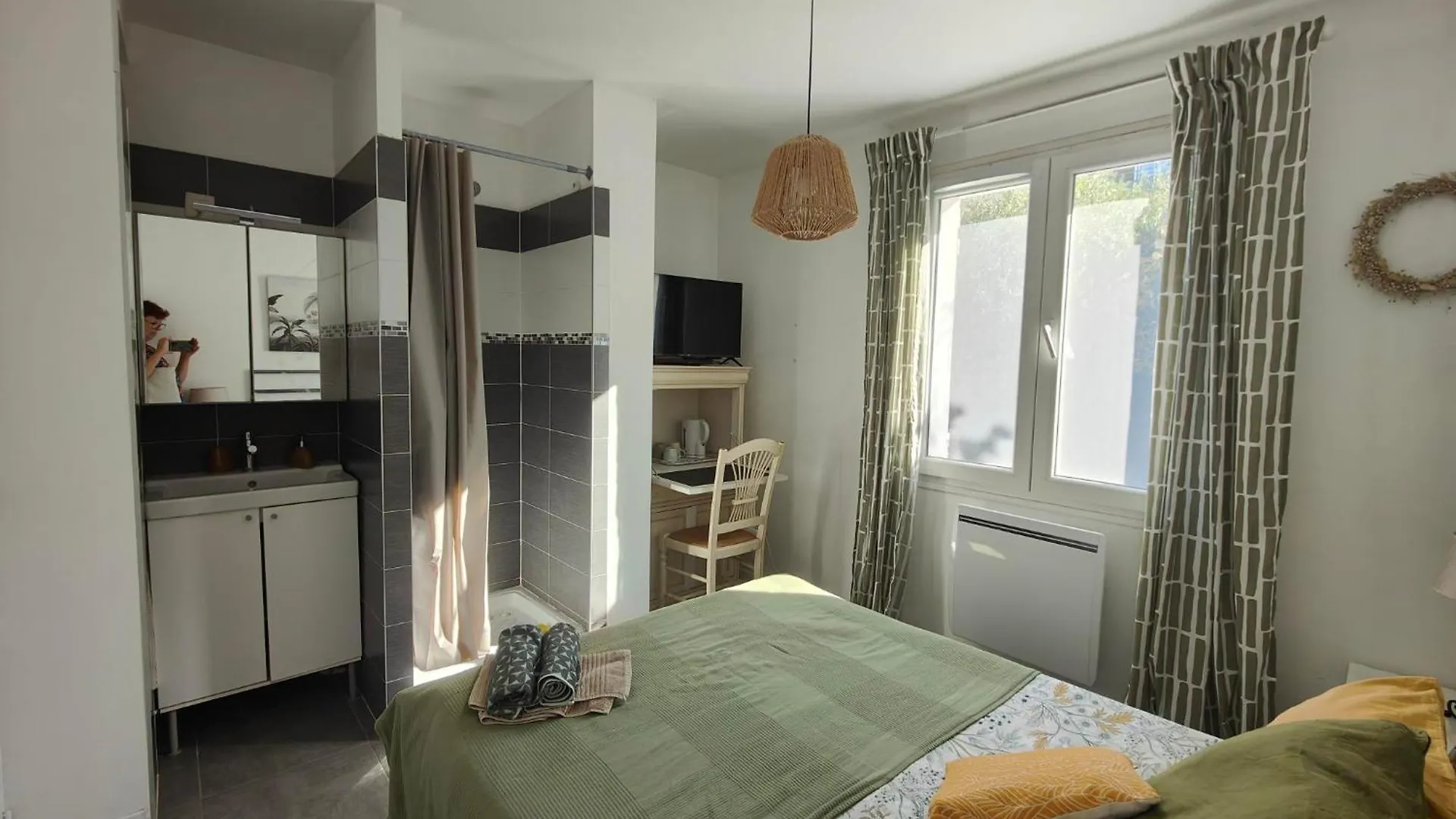 Homestay Pkg Securise Chambre Avec Salle D'Eau Privee, Cafe Ou The, Tv Micro-Ondes Jardin Et Table Sous Tilleul En Partage Apartment Six-Fours-les-Plages France
